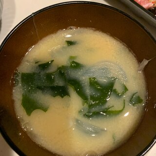 玉ねぎとわかめの味噌汁